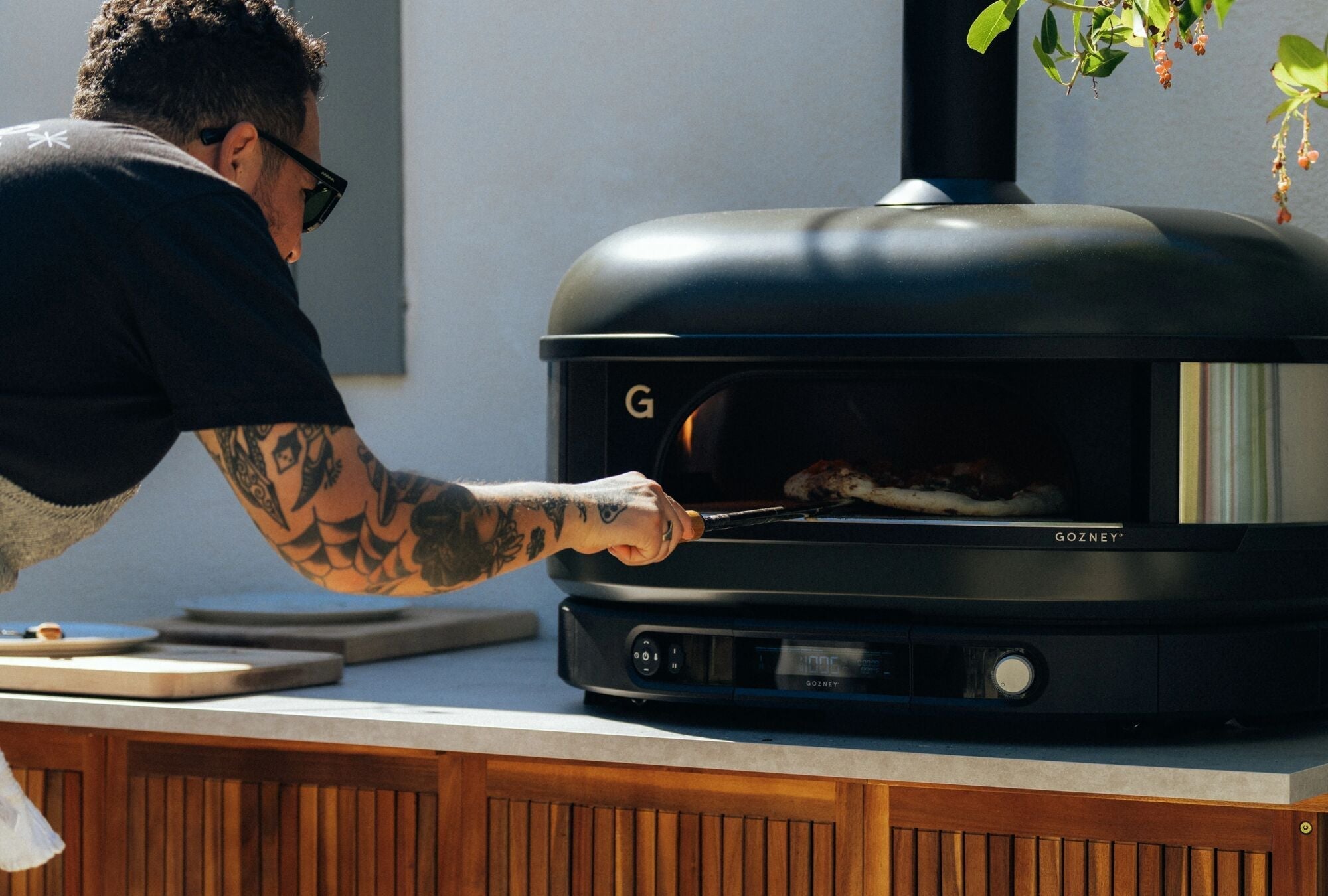 Gozney Dome installé dans une cuisine extérieure, scène de soirée Lapizzashop 