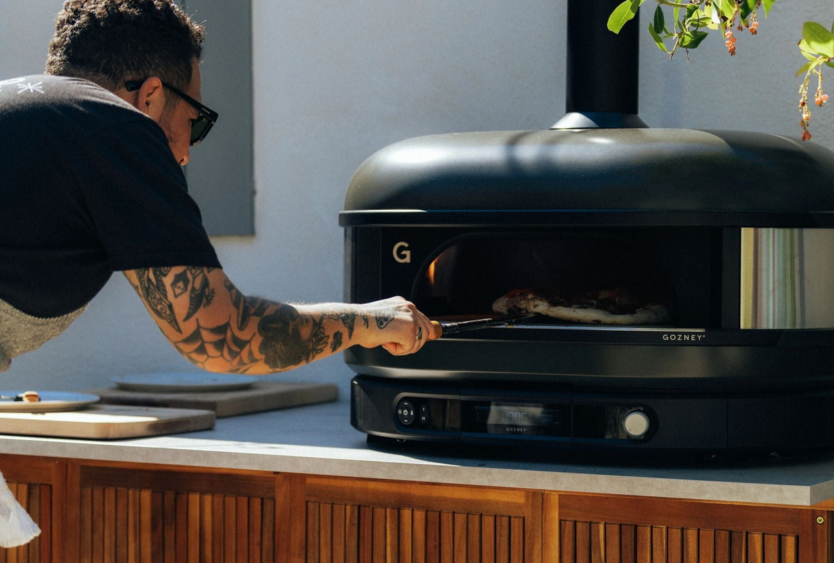 Gozney Dome installé dans une cuisine extérieure, scène de soirée Lapizzashop 