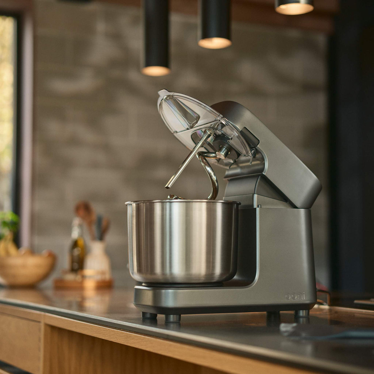Mélangeur à spirale Ooni Halo Pro sur un comptoir de cuisine