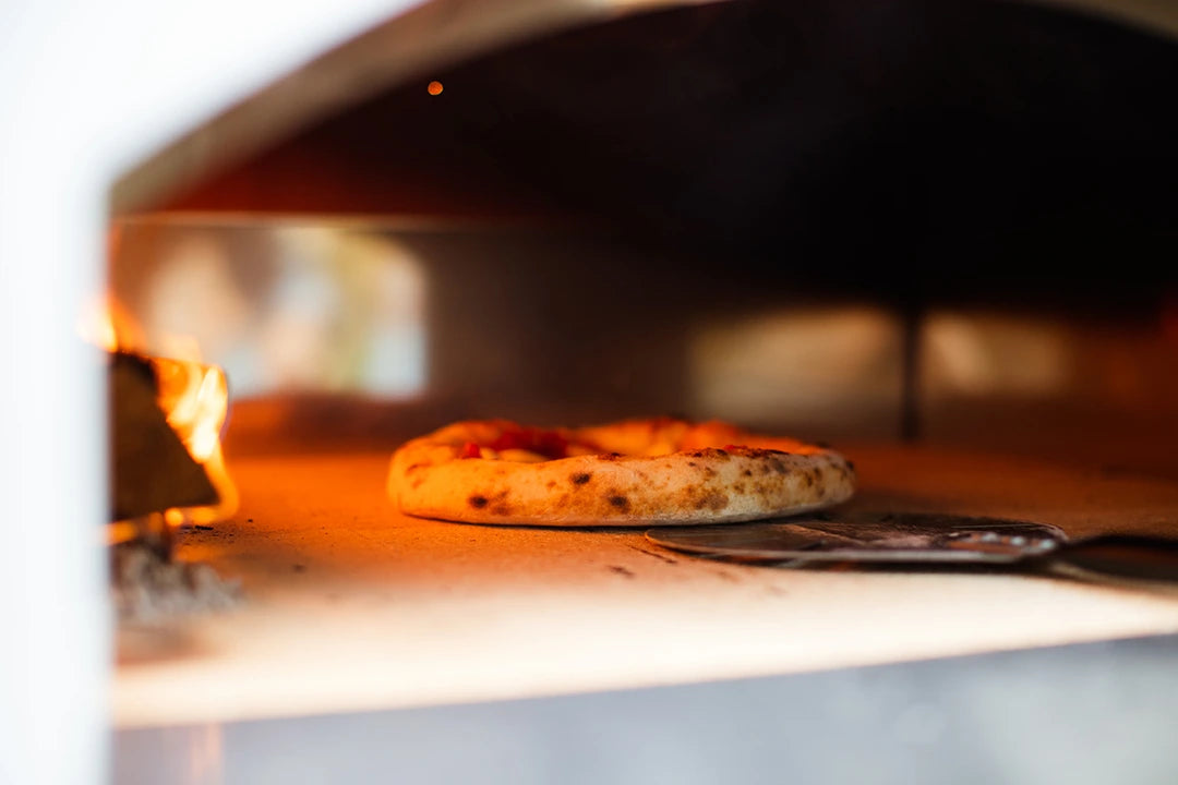 Four à pizza Marinara au bois Fontana, pizza dans la chambre de cuisson