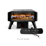 Four à pizza Cozze 13 pouces noir mat sur une terrasse, porte installée