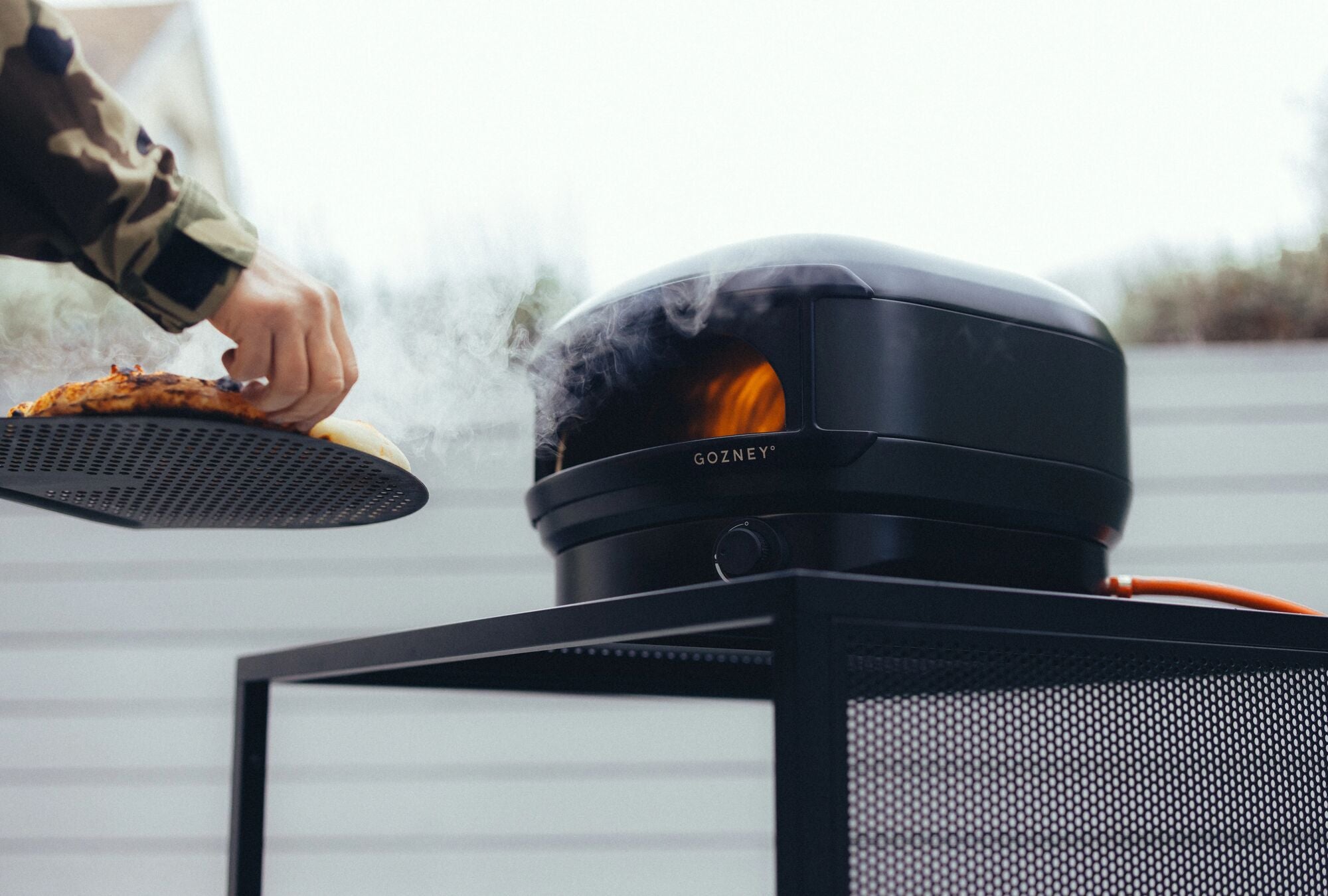 arc lit lifestyle pizza qui sort du four portatig gozney noir