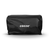 Housse noire en nylon Oxford installée sur un four à pizza Cozze 13 pouces