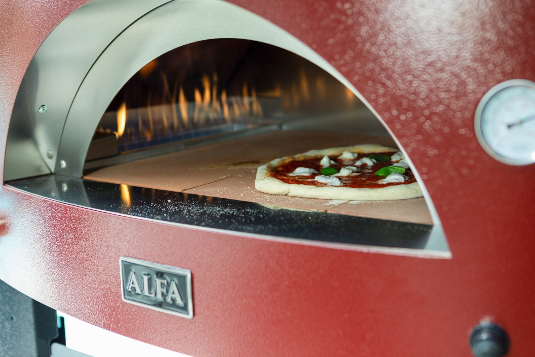 Alfa Moderno 2 Pizze Petit four à pizza hybrid bois propane gaz naturel antique red ruby red avec pizza napolitaine qui cuit dans le four