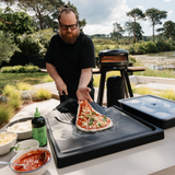 Pizza Prep Board Gozney en usage à la préparation de la pâte - Lapizzashop