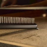 Brosse longue Ooni utilisée pour gratter la pierre d'un four à pizza