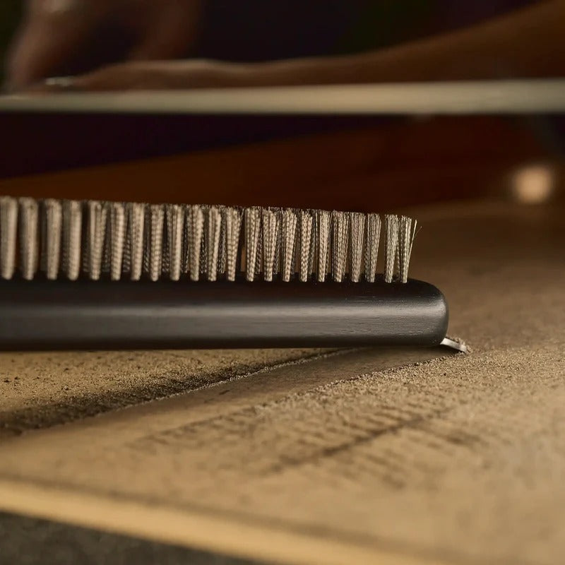 Brosse longue Ooni utilisée pour gratter la pierre d'un four à pizza